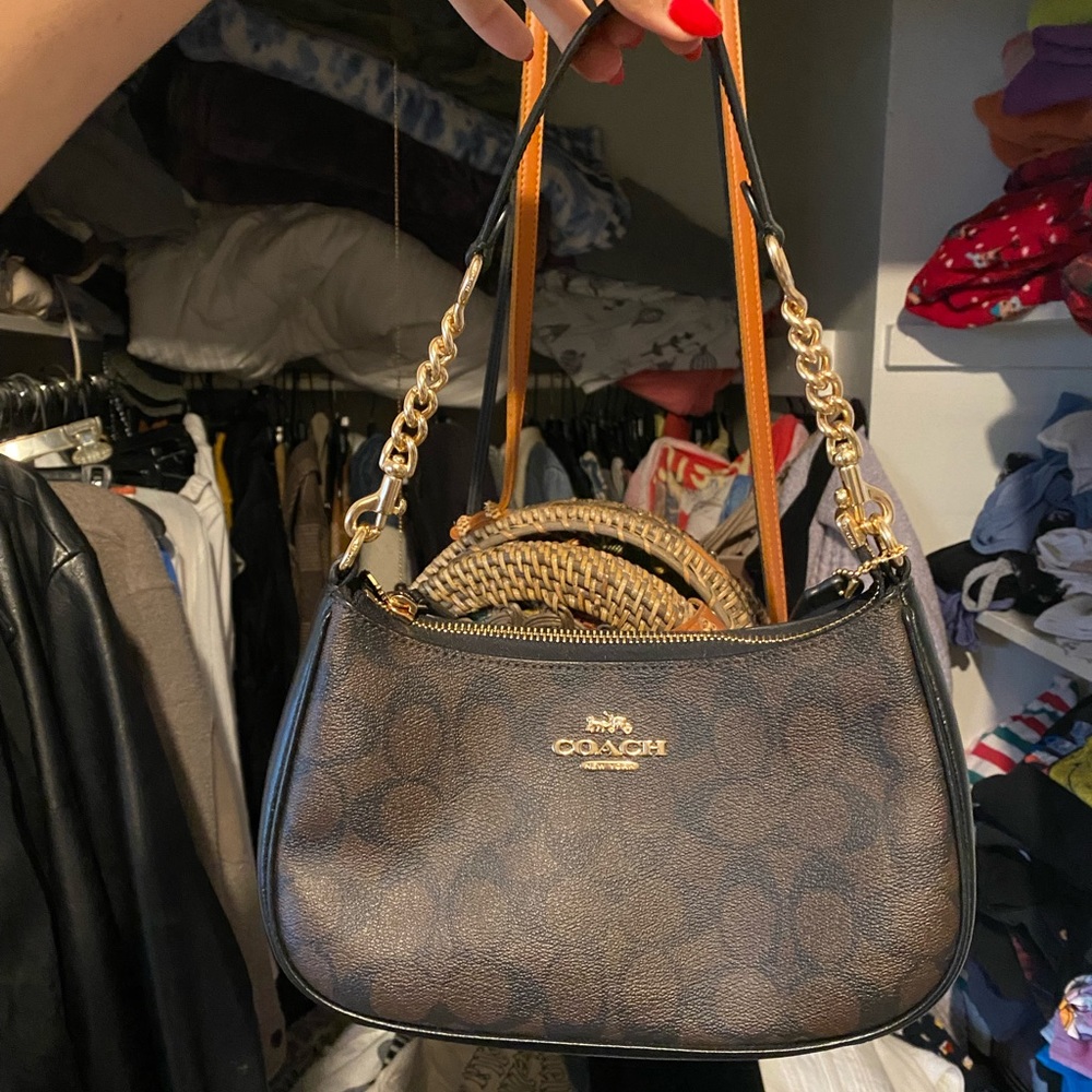 Teri Shoulder Bag In Signature Canvas